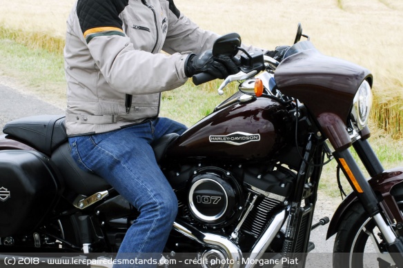 Position de conduite sur la Harley-Davidson Sport Glide 107