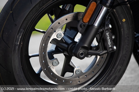 Le freinage est assuré par un étrier avant radial Brembo