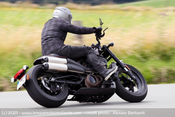 Le Sportster S rappelle la Diavel dans sa maniabilité, avec des suspensions bien plus fermes