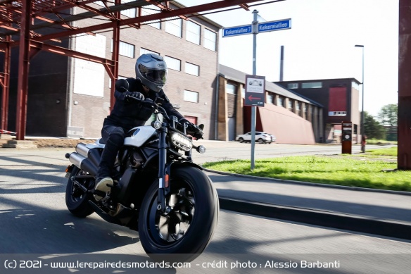 Souple et facile à emmener, le Sportster S s'accomode très bien de la ville