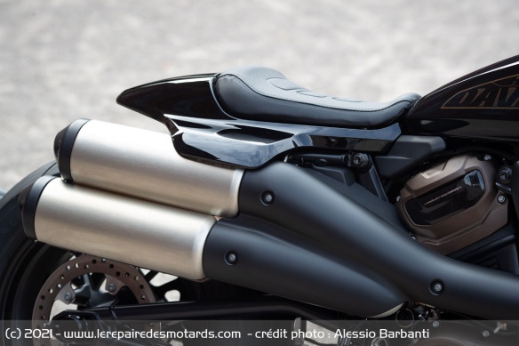 Le double silencieux en position haute rappelle le design de la XR750