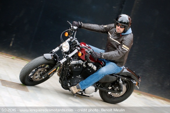 Harley-Davidson Forty-Eight en virage