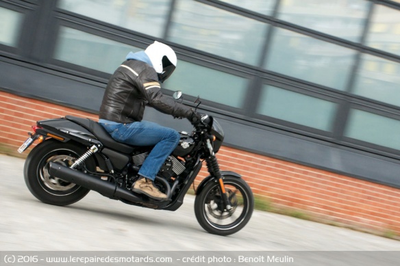 Moteur souple et moto agile, la Street brille sur les petites routes