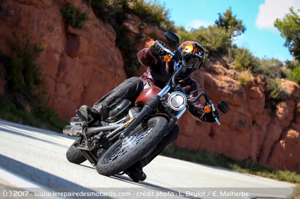 La moto se révèle agile à basse vitesse