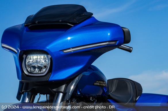 Le design de la Street Glide se modernise, en particulier sur le carénage