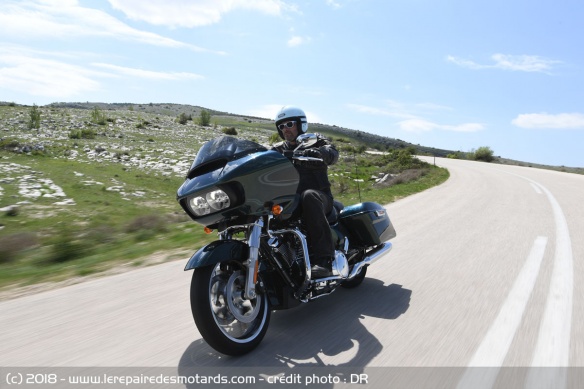 La Road Glide 107 en courbe