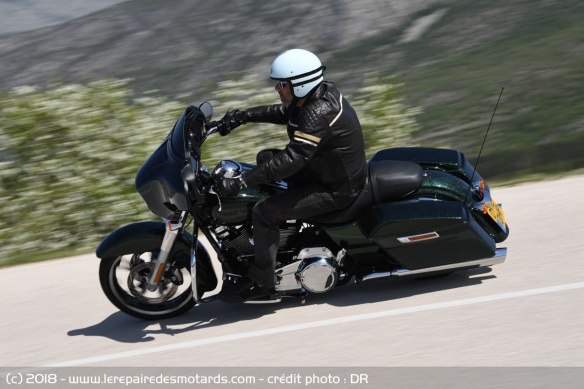 La Street Glide 107 en virage