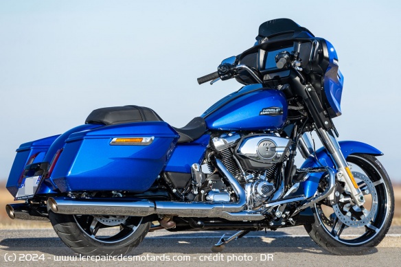 Avec sa selle à 715 mm de haut, la Street Glide se montre très accessible
