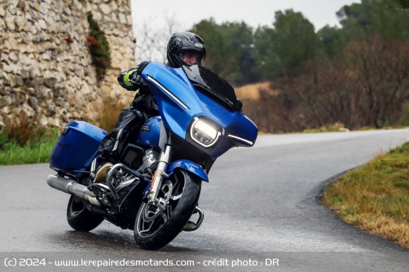Il faut toujours garder en tête le gabarit de la Street Glide