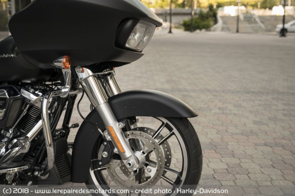 Le phare rectangulaire de la Road Glide
