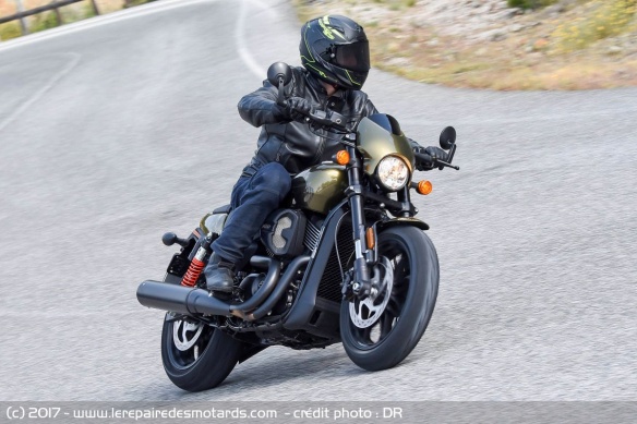 Harley-Davidson Street Rod sur nationale