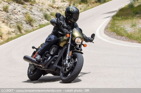 Harley-Davidson Street Rod sur route