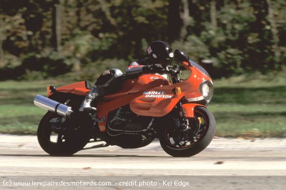 Le freinage de la Harley est en revanche plus adapté au circuit qu'à la route