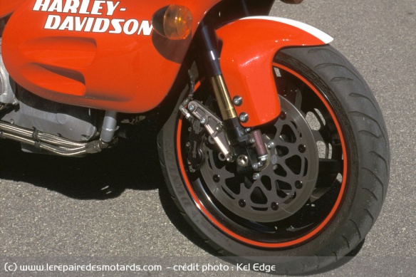 A l'avant on retrouve une fourche inversée Öhlins et deux étriers Wilwood à six pistons