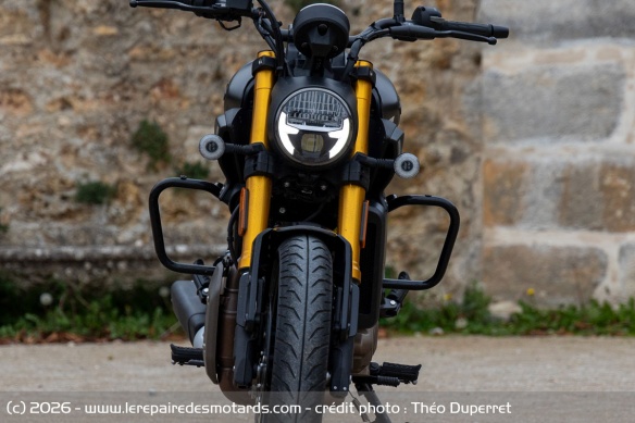 Fourche KYB, crash bars... La Hunk est plut&ocirc;t bien &eacute;quip&eacute;e