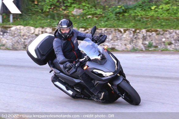 Honda ADV 350 enchaîne bien les épingles siciliennes