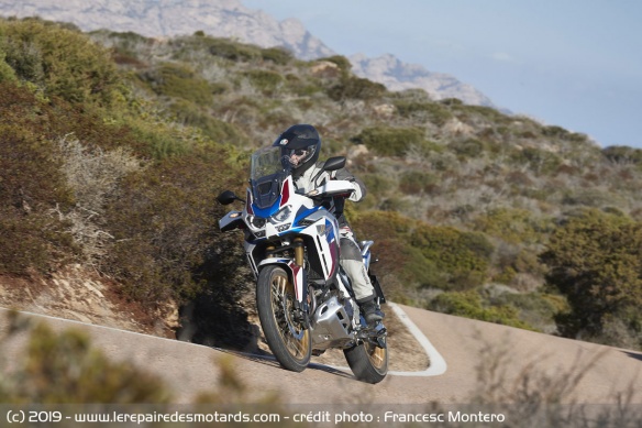 La CRF1100L est à l'aise sur les petites routes sardes