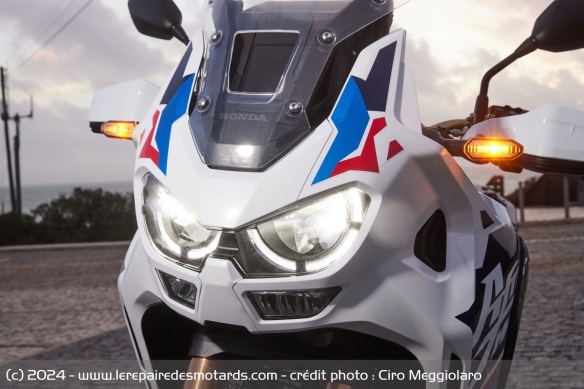 Les phares avant de la Honda Africa Twin Adventure Sports