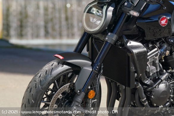 La suspension avant repose sur une fourche Showa SFF-BP de 43 mm