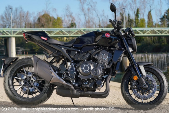 Le monobras en aluminium renforce le style du roadster
