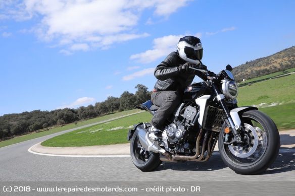 La CB 1000 R en sortie de courbe