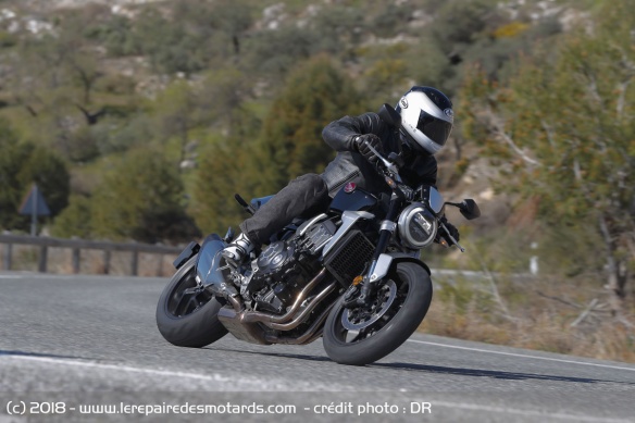 La Honda CB 1000 R en virage