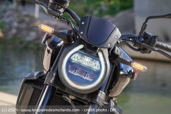 La CB1000R ajuste son esthétique avec un nouveau phare avant à LED