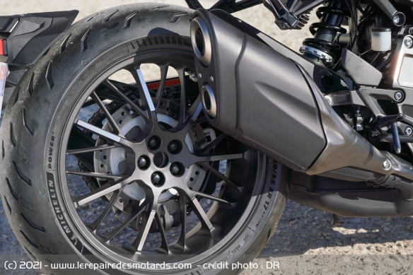 Les jantes à 7 branches sont chaussées en Michelin Power 2CT+
