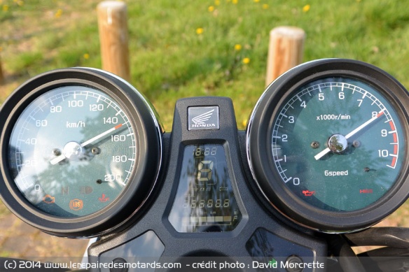 Compteur Honda CB 1100 EX avec affichage moderne digital au centre
