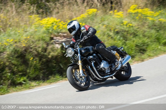 La CB 1100 RS en virage