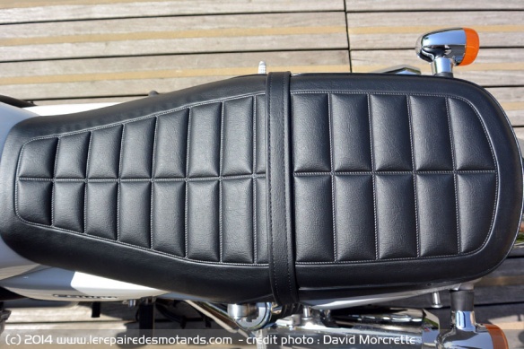 Selle Honda CB 1100 EX avec sangle et barre de maintien sous la selle