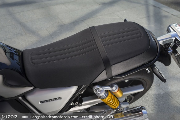 La selle est plutôt bien rembourrée et assez confortable