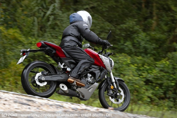 La CB 125 R est chaussée de Dunlop Sportmax GPR300F