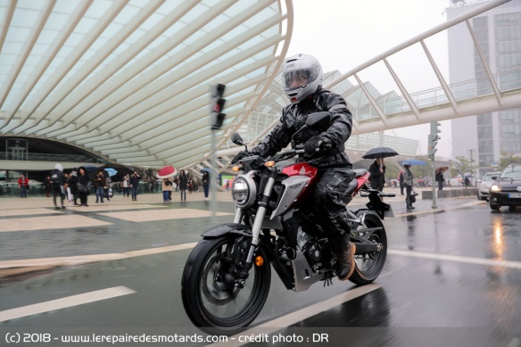 La CB125R se montre douée pour la ville