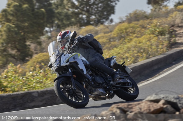Attaque en courbe sur la CB500X