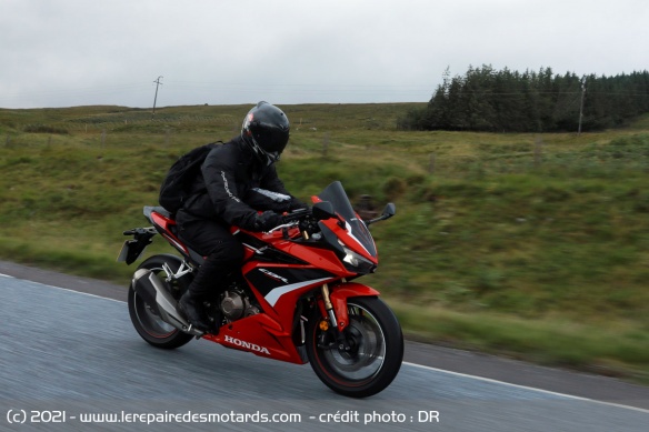 C'est la CBR500R qui offre la meilleure protection au vent à haute vitesse