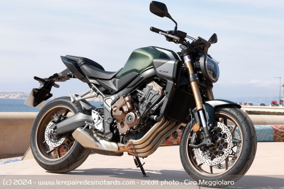 Le style de la CB650R reste fidèle à celui de la lignée Neo Sport Cafe
