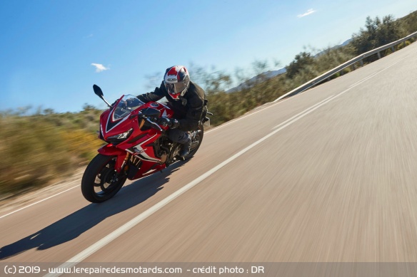 Honda CBR650R sur autoroute