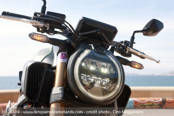 Le phare avant à LED apporte cette touche néo-rétro typique de la série