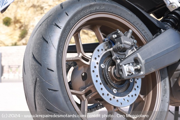 La CB650R est chaussée de pneus Dunlop Sportmax Roadsport 2
