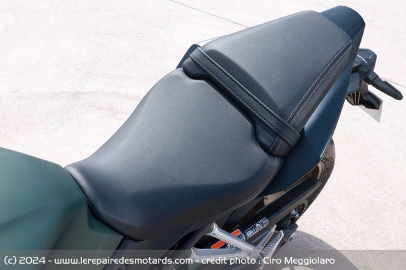 La selle est plutôt confortable, mais on déplore la disparition de vraies poignées passager