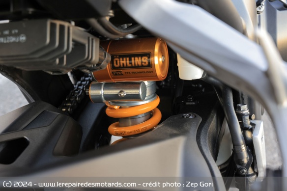 La SP est équipée à l'arrière d'un amortisseur Öhlins TTX36 réglable