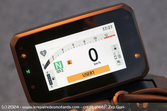 On retrouve un compteur TFT couleur 5 pouces assez habituel dans les productions Honda