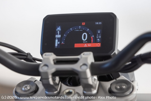 L'instrumentation TFT tranche un peu avec le style de la moto, dommage