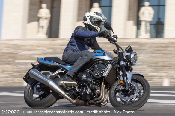 La CB1000F se révèle évidente et s'emmène de manière très naturelle