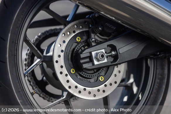 La roue arrière de la Honda CB1000F