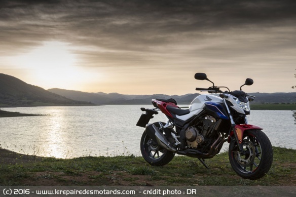 Honda CB500F sous le soleil couchant