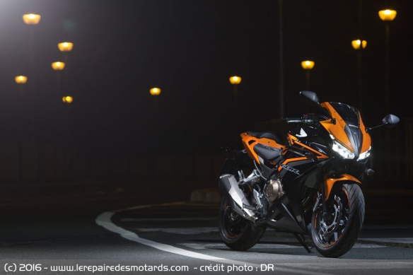 Honda CBR500R de nuit