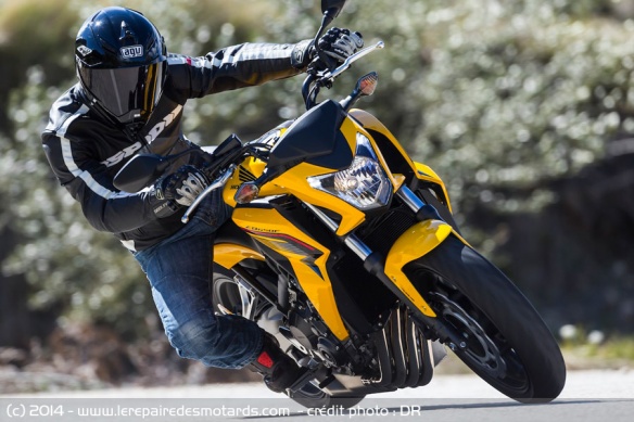 Honda CB 650 F sur départementale