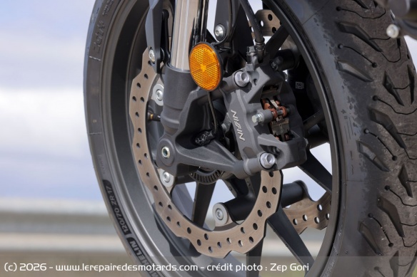 Le frein avant Nissin de la Honda CB750 Hornet E-Clutch